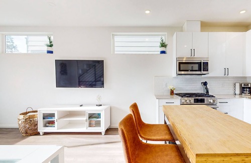 Fairmount Park House | Modern townhome with rooftop deck, dog-friendly and city access