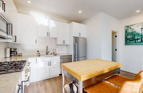 Fairmount Park House | Modern townhome with rooftop deck, dog-friendly and city access