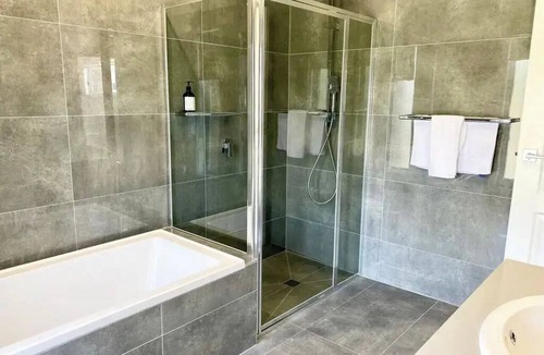 Wagga Wagga Apartment | Modern townhouse with private courtyard located in the CBD.