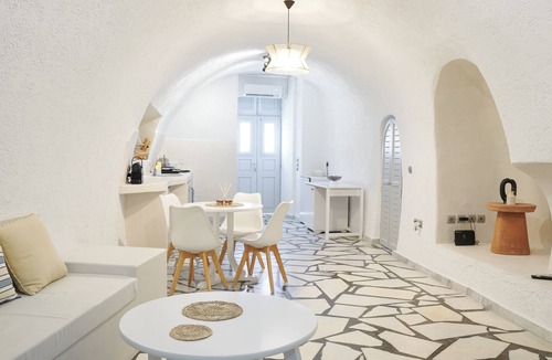 Messaria Apartment | Modern Traditional Cave Villa, Close to Fira, Port and Airport!