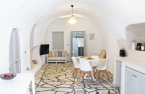 Messaria Apartment | Modern Traditional Cave Villa, Close to Fira, Port and Airport!