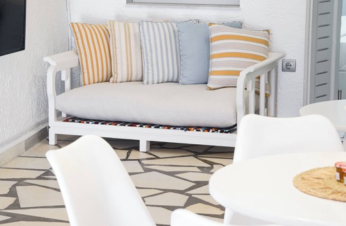 Messaria Apartment | Modern Traditional Cave Villa, Close to Fira, Port and Airport!