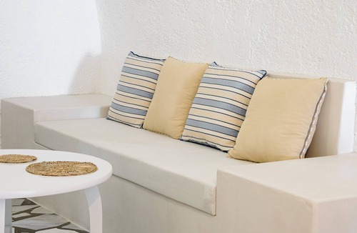 Messaria Apartment | Modern Traditional Cave Villa, Close to Fira, Port and Airport!