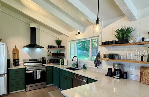 Little River House | Modern & Tranquil ~ Minutes to Mendocino Village ~ EV Charger ~ Hot Tub