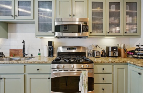 Prescott Condo | Modern tri-level townhome with 2 bedrooms located in West Oakland.