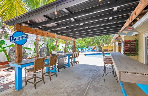 Boynton Beach House | Modern Tropical 5 bd, 4 bath, heated pool, Mini Golf, tiki hut, outdoor bar