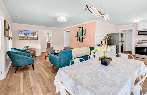 Garden City House | Modern Tropical Bungalow, 3BR 2 Bath