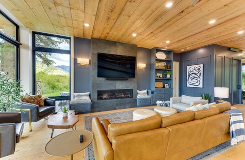Turnerville House | Modern Turnerville Cabin w/Hot Tub & Scenic Views