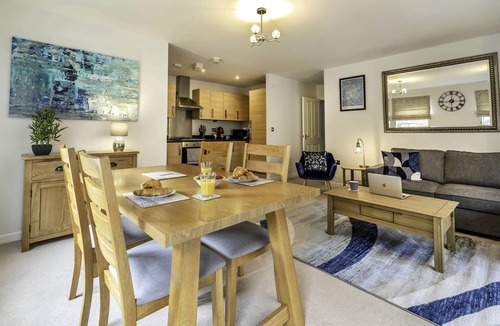 Stuppington Condo | Modern Two Bed Ground Floor Apartment With Parkingn