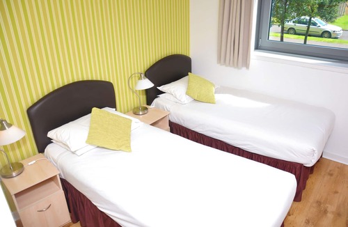Newhaven Apartment | Modern Two Bedroom Apartment - Free parking - Excellent Wifi connection