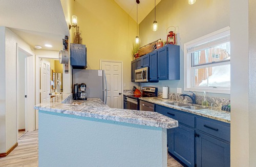 Purgatory Condo | Modern two-story condo with balcony, hot tub access, & fireplace