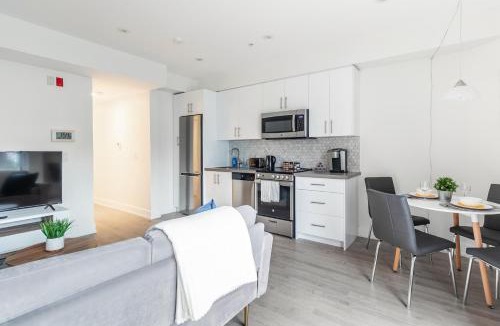 West Bend Hotel | Modern Unit Near High Park and Dundas - Westend Suites