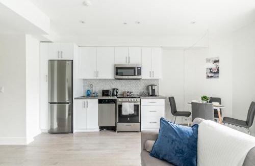 West Bend Hotel | Modern Unit Near High Park and Dundas - Westend Suites