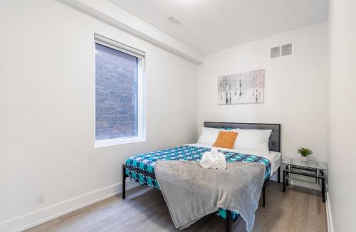West Bend Hotel | Modern Unit Near High Park and Dundas - Westend Suites