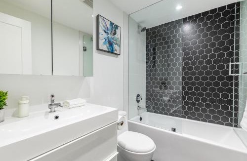 West Bend Hotel | Modern Unit Near High Park and Dundas - Westend Suites