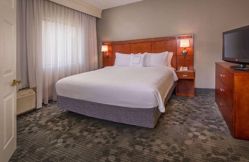 University Place Hotel | Modern Unit w/Balcony, Near PNC Pavilion, Outdoor Pool, Gym & Pet-Friendly