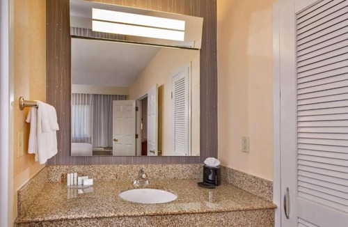 University Place Hotel | Modern Unit w/Balcony, Near PNC Pavilion, Outdoor Pool, Gym & Pet-Friendly