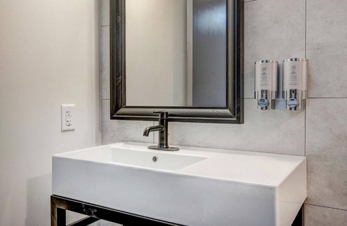 Silverthorne Hotel | Modern Urban Escape – 2x Boutique Units for Groups | Walk to Top Attractions