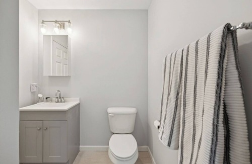 North Brunswick Bed & Breakfast | Modern 1-bedroom bed & breakfast in a new construction North Brunswick Township