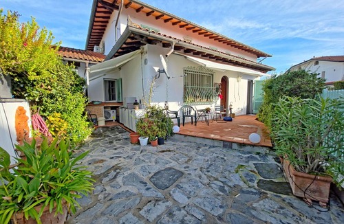 Cinquale Apartment | Modern Villa Cinquale: 3BR, AC, Garden & Bikes