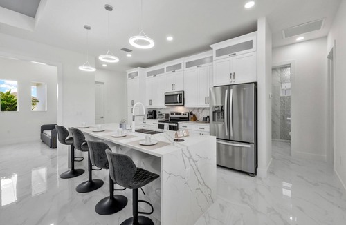 Sunshine House | Modern Vacation Home Fully Fences Near Airport