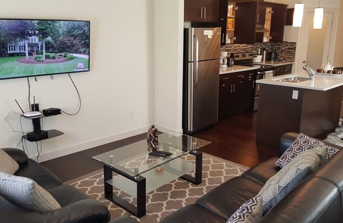 Northwest Edmonton House | Modern Vacation Home Near West Edmonton Mall, Transit Center & LRT - 3BR