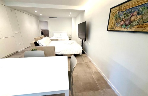 Benicalap Apartment | Modern Valencia Studio Near Nou Mestalla & Metro