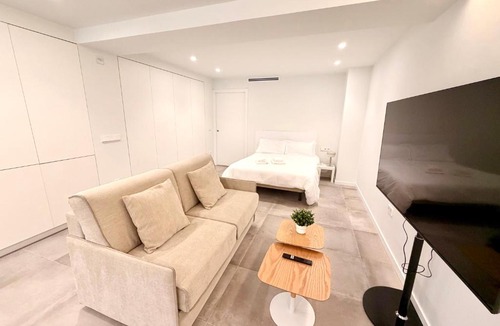 Benicalap Apartment | Modern Valencia Studio Near Nou Mestalla & Metro