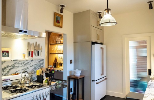 West Highland House | Modern Victorian 3 bedrooms dreamy private garden 1 block to Highlands shopping