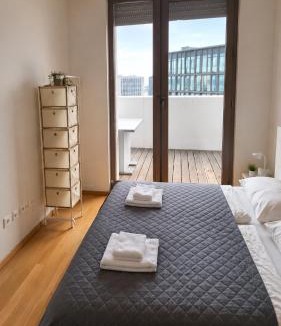 Favoriten Apartment | Modern Vienna Apartment-Central Station&Skyline View
