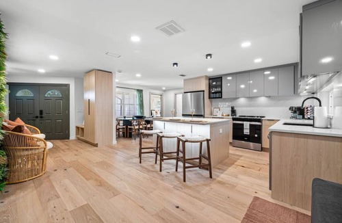 Largo House | Modern Villa- Heated Pool, Mini Golf & Games, 15 min to Beaches! 4 bd sleeps 12