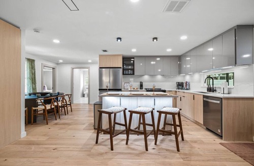 Largo House | Modern Villa- Heated Pool, Mini Golf & Games, 15 min to Beaches! 4 bd sleeps 12
