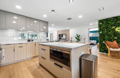Largo House | Modern Villa- Heated Pool, Mini Golf & Games, 15 min to Beaches! 4 bd sleeps 12