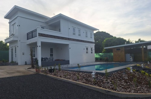 Apia Villa | Modern villa with an elevated landscape overlooking the Ocean.n7 min to Apia
