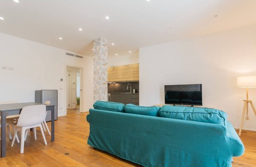Conversano Apartment | 🏡 Modern villa with garden and terrace in ConversanoWelcome to this elegant, detached villa, ideal for a relaxing and comfortable stay in the heart of Puglia. Situated in a quiet residential area, just a few minutes from the historic