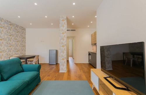 Conversano Apartment | 🏡 Modern villa with garden and terrace in ConversanoWelcome to this elegant, detached villa, ideal for a relaxing and comfortable stay in the heart of Puglia. Situated in a quiet residential area, just a few minutes from the historic