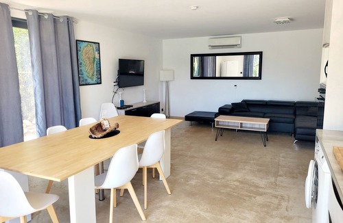Lecci House | Modern villa with private pool just two minutes from the sea.