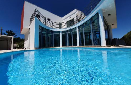 Quinta do Anjo Villa | Modern Villa with Private Pool Near Parque da Arrabida, Palmela