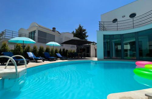 Quinta do Anjo Villa | Modern Villa with Private Pool Near Parque da Arrabida, Palmela