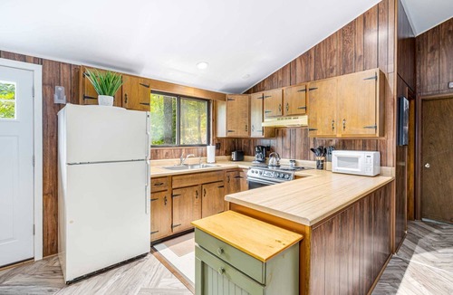 Sleepy Hollow Cabin | Modern w/Fire Pit, Deck, Grill & Hot Tub