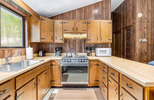 Sleepy Hollow Cabin | Modern w/Fire Pit, Deck, Grill & Hot Tub