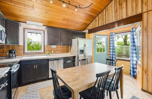 Berkeley Springs Ski Chalet | Modern w Mountain Views, Hot Tub, Deck & Fire Pit