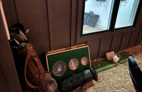 Hedgesville Ski Chalet | Modern w Sleek Design Hot Tub Dome & Game Room