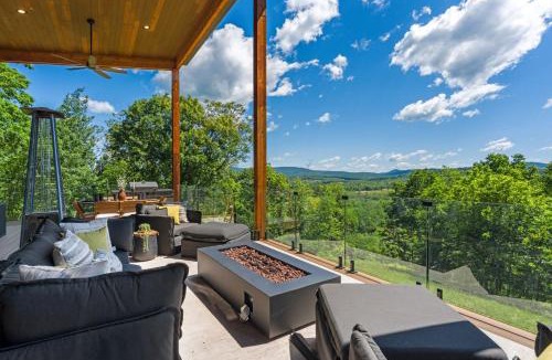 Hedgesville Ski Chalet | Modern w Sleek Design Hot Tub Dome & Game Room