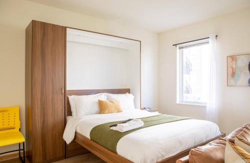 Fifth Ward Apartment | Modern Walker's Point Studio with Gym and Balcony