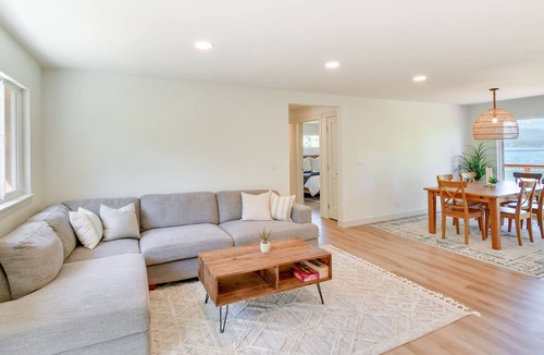 Union House | Modern Washington Home w/ Deck & Stunning Views!