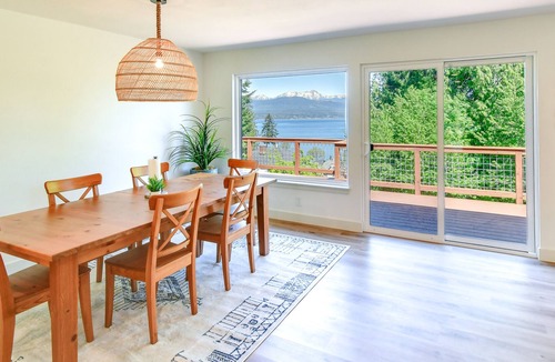 Union House | Modern Washington Home w/ Deck & Stunning Views!