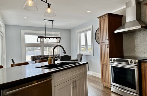 Granville House | Modern Water-View Cottage with A/C