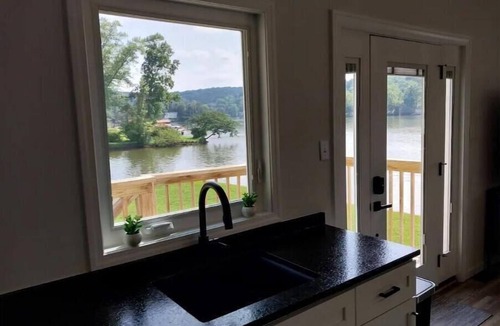 Waverly Apartment | Modern Waterfront Apt Lake White
