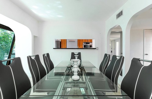 Ojus House | Modern Waterfront - Pool, kayaks & prime location! Near Aventura Mall & Beach!